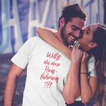 Hausführung-t-shirt-mockup-featuring-a-young-couple-hugging-in-an-urban-setting-klein.jpg